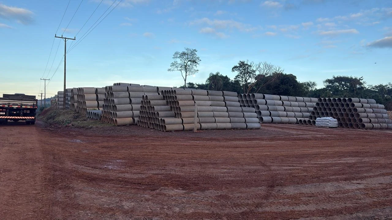 Tubos de concreto no pátio da Walmar